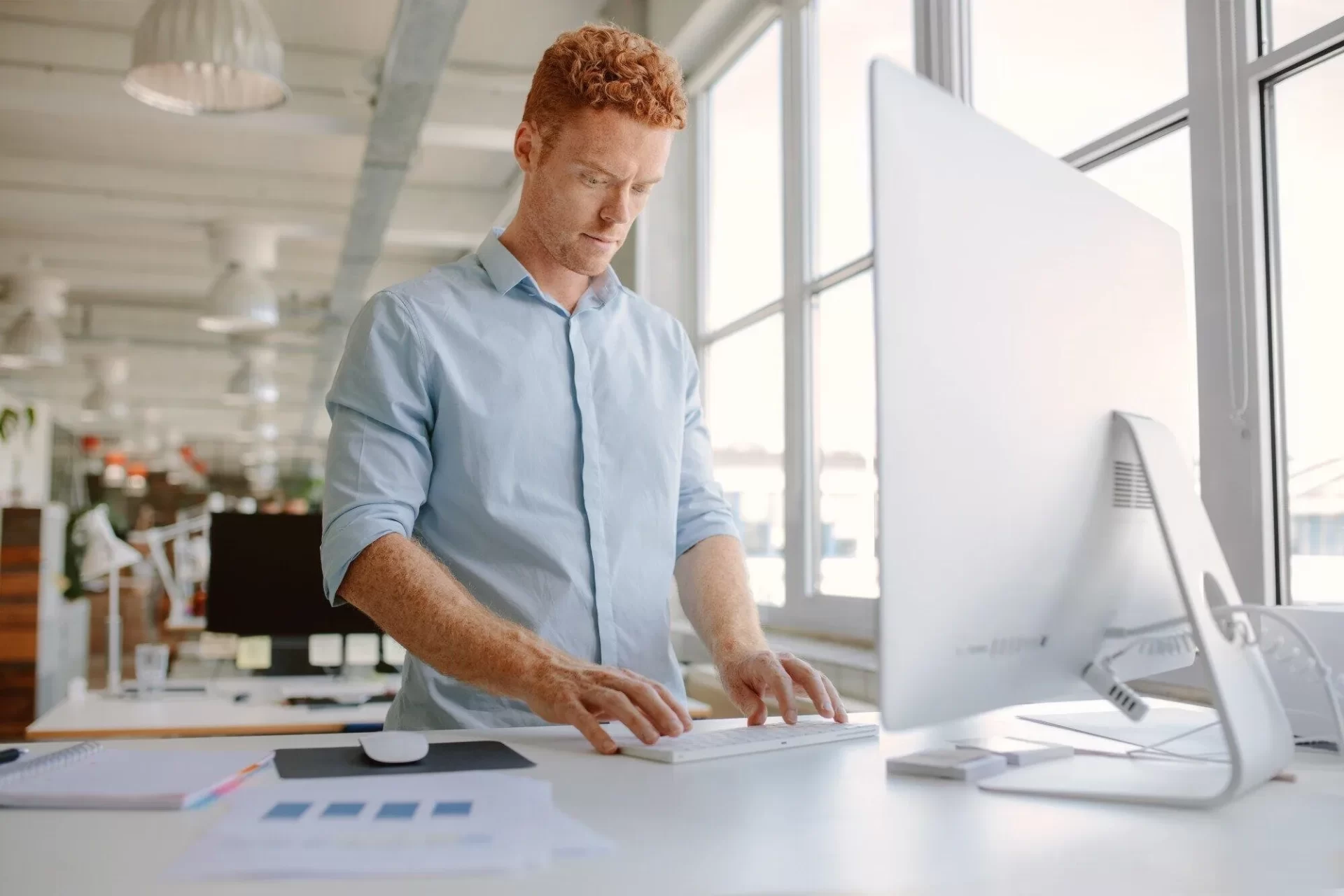 The Benefits of Using an L-Shaped Standing Desk in Your Office